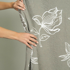 Tusor Super Ancho Gris Elefante Estampado con Flor Blanca (Ancho 3,00 mts) - comprar online