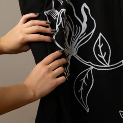 Tusor Liviano Grafito Estampado con Flor Blanca (2,20 mts) en internet