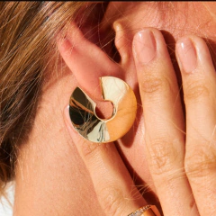 Brinco Redondo Curvo Vazado - Banho Ouro - comprar online