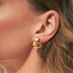 Brinco Curvo Trançado Liso- Banho Ouro - comprar online