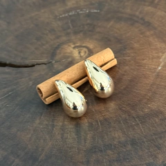 Brinco Gota Curvo Liso - Banho Ouro