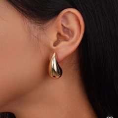 Brinco Gota Curvo Liso - Banho Ouro - comprar online