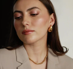 Brinco Gota Curvo Liso - Banho Ouro na internet