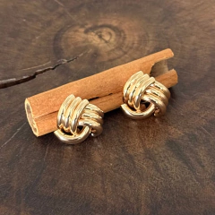 Brinco Curvo Trançado - Banho Ouro