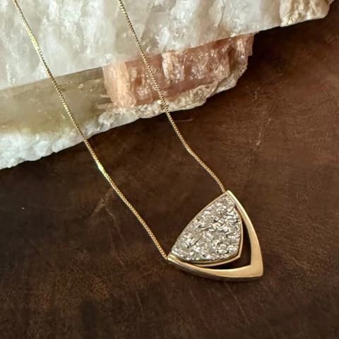 Colar Pingente Triangular Drusa Metal - comprar online