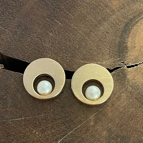 Brinco Dourado Fosco e Pérola