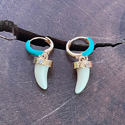 Brinco Mini Argola Esmaltada Dente Sabre Resina