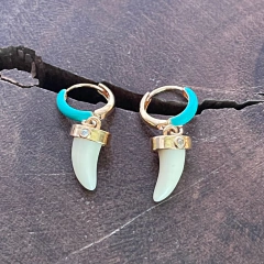 Brinco Mini Argola Esmaltada Dente Sabre Resina - comprar online