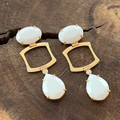 Brinco Ágata Branca - Banho Ouro