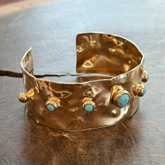 Bracelete Martelado Turquesa - Banho Ouro na internet