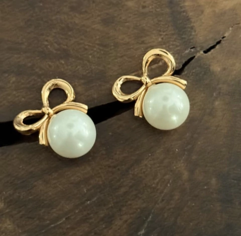 Brinco Laço Pérola - Banho Ouro