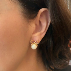 Brinco Laço Pérola - Banho Ouro - comprar online