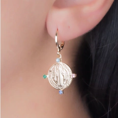 Brinco Mini Argola Medalha São Bento. - comprar online