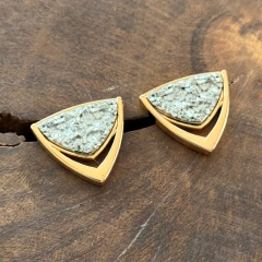 Brinco Triangular Drusa Metal