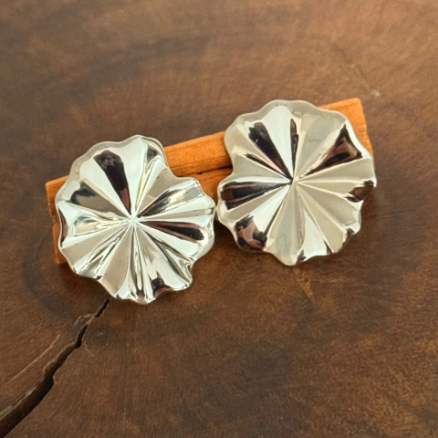 Brinco Flor Ondulado - Banho Ródio