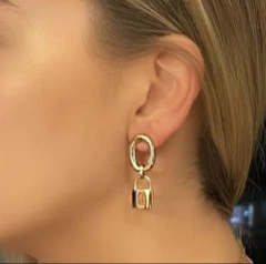 Brinco Dourado Cadeado na internet