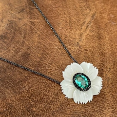 Colar Flôr - Madrepérola e Zircônias