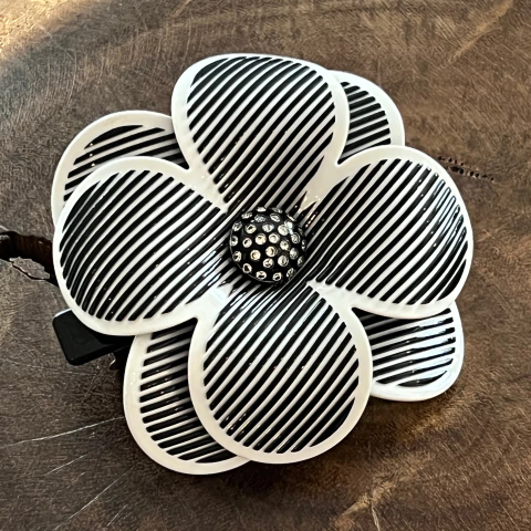 Presilha Camélia Acetato Preto e Branco