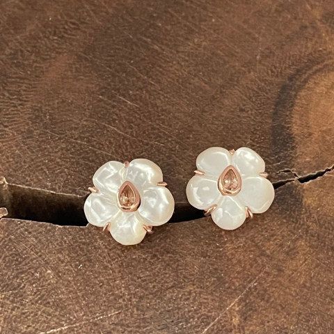Brinco Flor Madrepérola