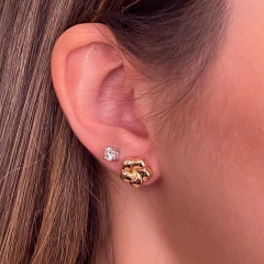 Brinco Flor Dourada Lisa - comprar online