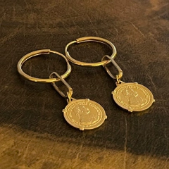 Brinco Medalha - Banho Ouro - comprar online