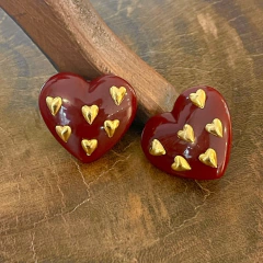 Brinco Coração Tachas - Banho Ouro na internet