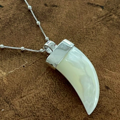 Colar Dente Madrepérola - Banho Ródio - comprar online