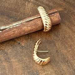 Brinco Ear Hook Trabalhado - Banho Ouro - comprar online