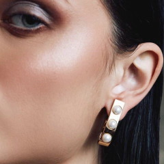Brinco Meia Argola Anzol- Pérola Shell - comprar online