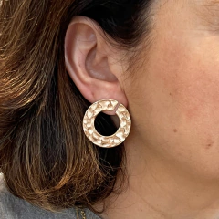 Brinco Argola Frontal Martelada - Banho Ouro - comprar online