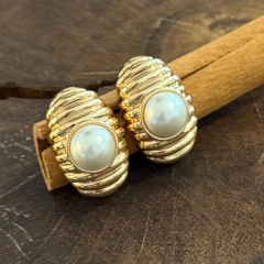 Brinco Dourado Frisado Pérola Shell- Banho Ouro - comprar online