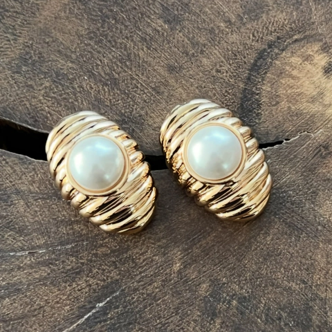 Brinco Dourado Frisado Pérola Shell- Banho Ouro