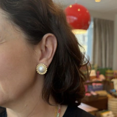 Brinco Redondo Pérola Shell - Banho Ouro - comprar online