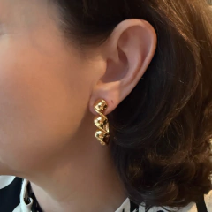 Brinco Torcido Liso - Banho Ouro - Daniela Lopes Acessórios