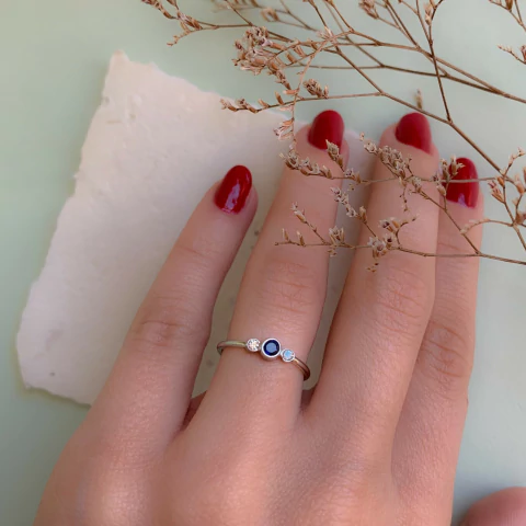 Petit Anel Safira Azul Redonda e Diamantes - Ouro 18k