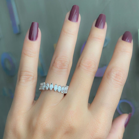 Anel maleável com navetes de Safiras Brancas - Ouro 18k