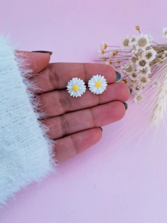 Brincos margarida em resina com base em aço inox 1,2cm - COD. H33B - comprar online