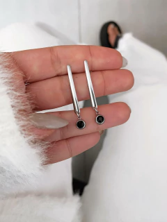 Brincos em aço inox traço ponto de luz preto - COD. A415B - Hellô Acessórios