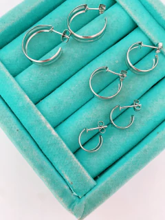 Argolas em aço inox abauladas com friso central - 3 tamanhos - PAR - COD. A432 - Hellô Acessórios