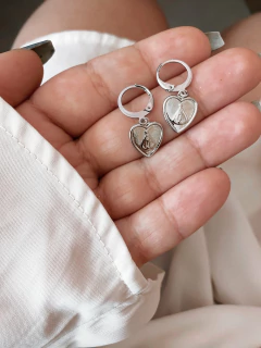 Argolinhas em aço inox coração Nossa Senhora - COD. A164-31 - Hellô Acessórios