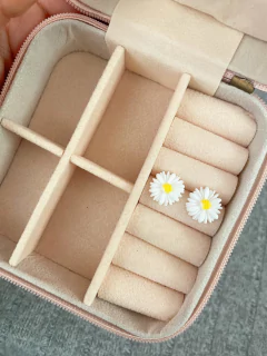 Brincos margarida em resina com base em aço inox 1,2cm - COD. H33B na internet