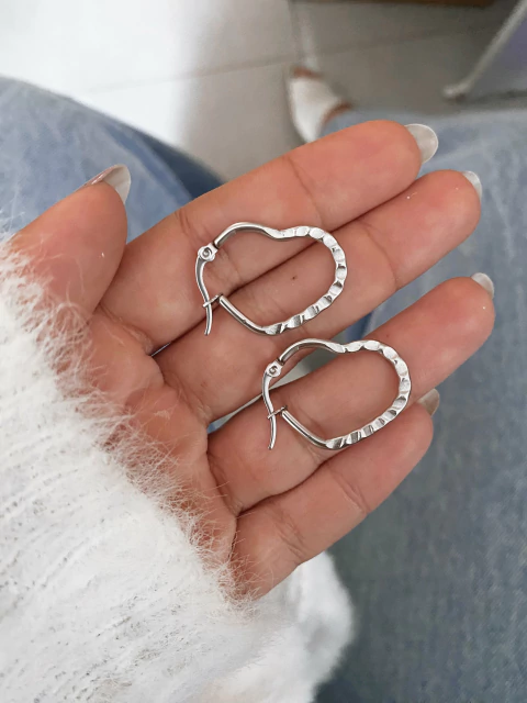 Argolas em aço inox coração com detalhe 2,6cm - COD. A374 - comprar online