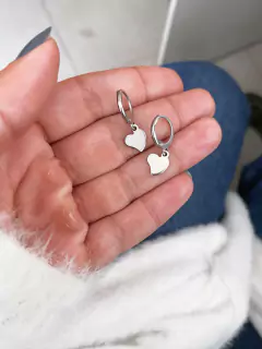 Argolinhas em aço inox mini coração liso assimétrico - COD. A164-23 - comprar online