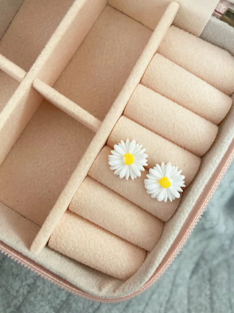 Brincos margarida em resina com base em aço inox 1,2cm - COD. H33B