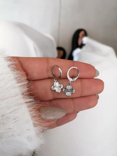 Argolinhas em aço inox trevo insp. Van Cleef / Virgínia - COD. A164-44 - comprar online