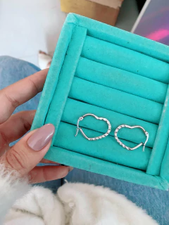 Argolas em aço inox coração com detalhe 2,6cm - COD. A374 - Hellô Acessórios