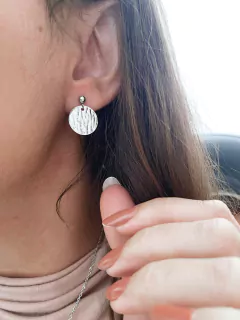 Brincos em aço inox 2cm círculo amassado/martelado - COD. HA65B