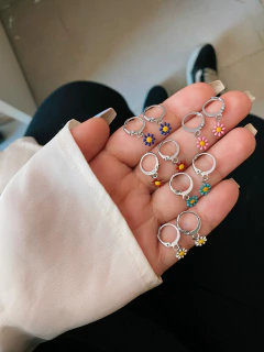 Argolinhas em aço inox margarida esmaltada - 5 cores - COD. A164-22 - comprar online