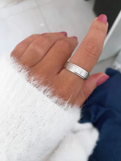 Aliança / anel em aço inox 6mm Oração Pai Nosso - COD. A383 - Hellô Acessórios