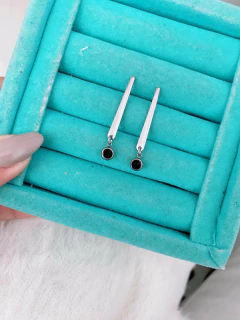 Brincos em aço inox traço ponto de luz preto - COD. A415B na internet
